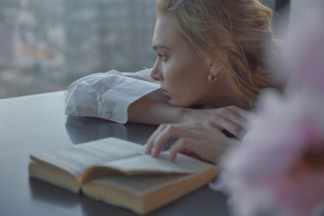 早上醒来眼睛会干，甚至有点睁不开眼，到底是怎么回事？
